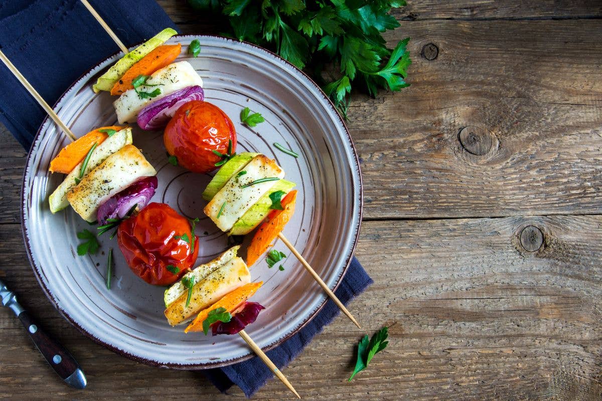 Mini špízy se sýrem a zeleninou: jeden z nejlepších vegetariánských receptů na grilování