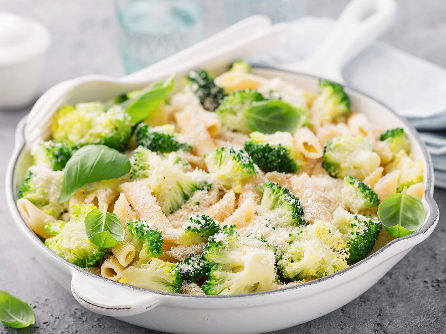 Zapečená pasta s kuřecím masem a brokolicí