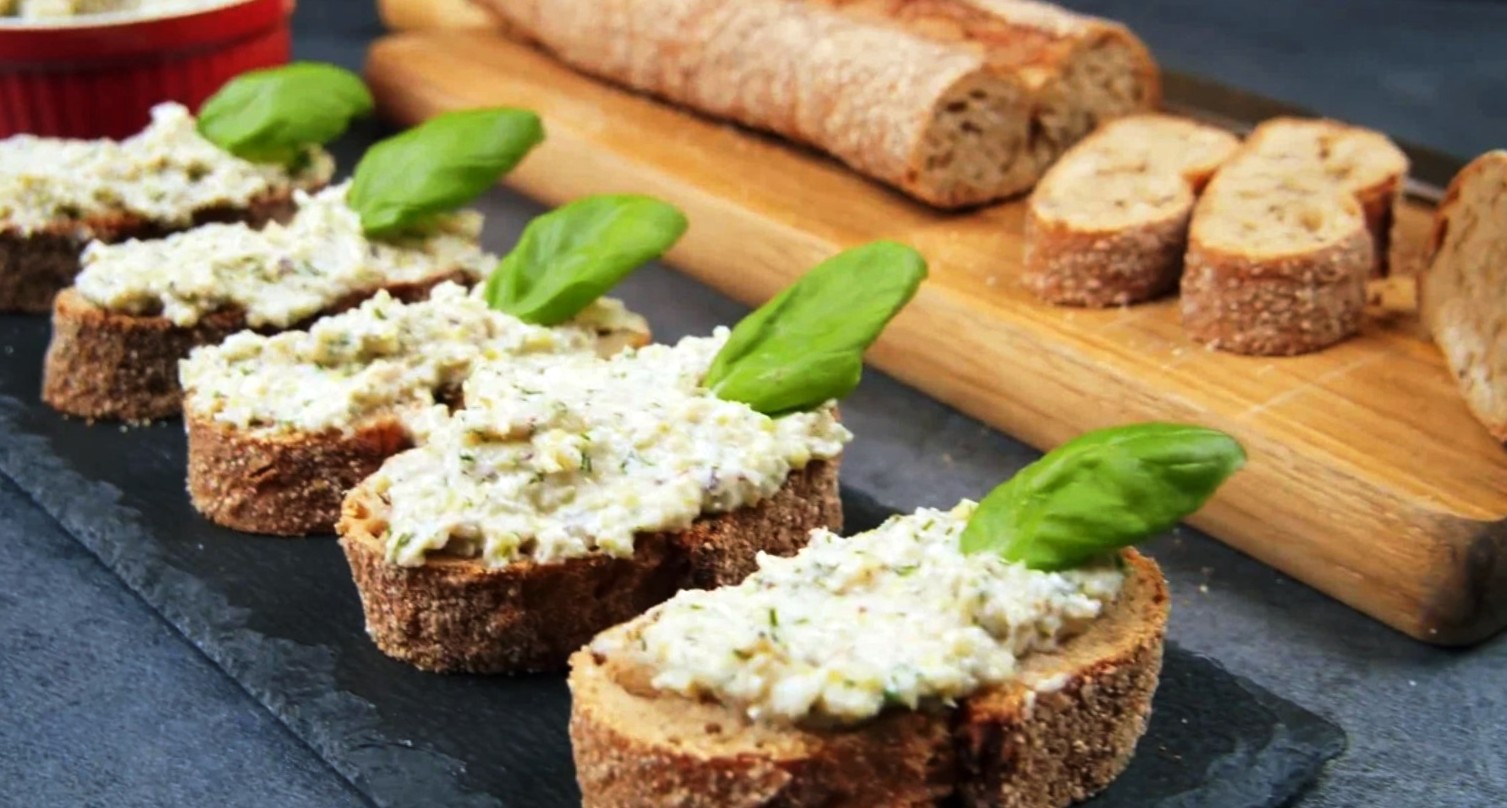Tento paštát z cukety a jemného masa překvapuje svou lehkostí. Všichni chtějí recept