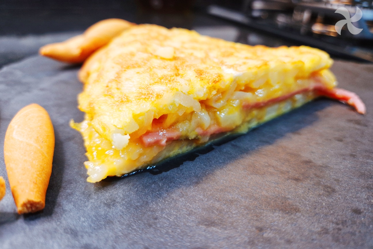 Jak připravit bramborovou omeletu s náplní ze šunky a sýra: jednoduchý recept krok za krokem