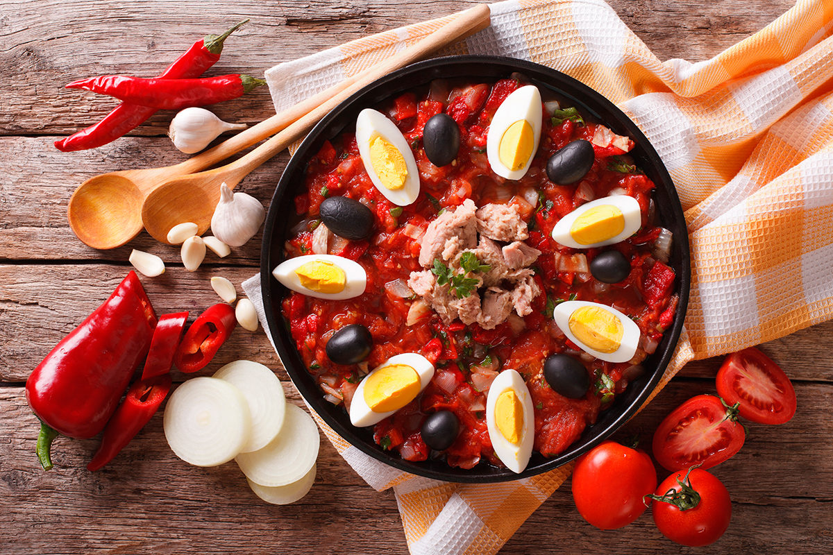 Recept na salát z pečených paprik s vejcem a olivami