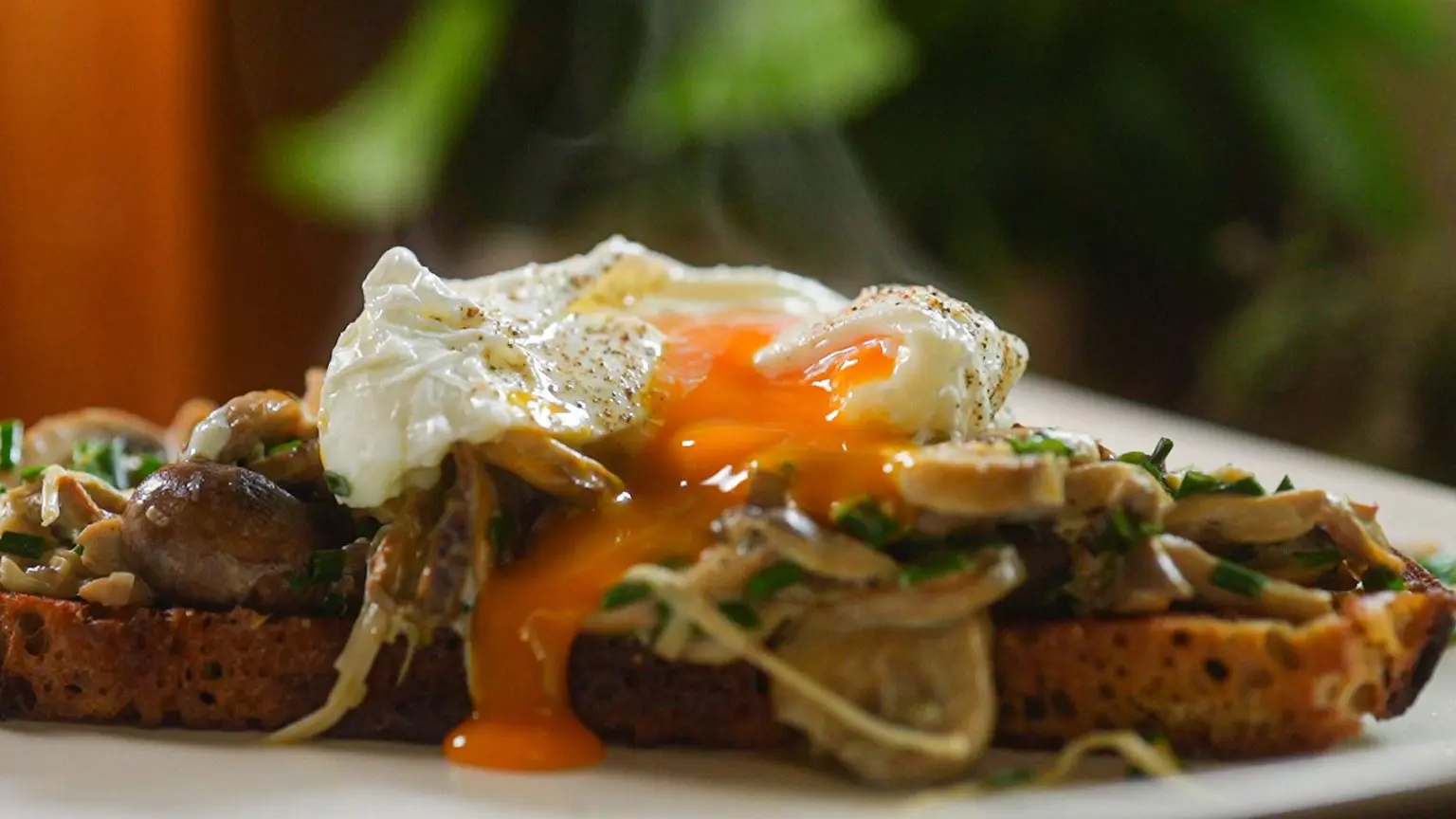 Recept na máslový toast s konfitovanými a obalovanými žloutky