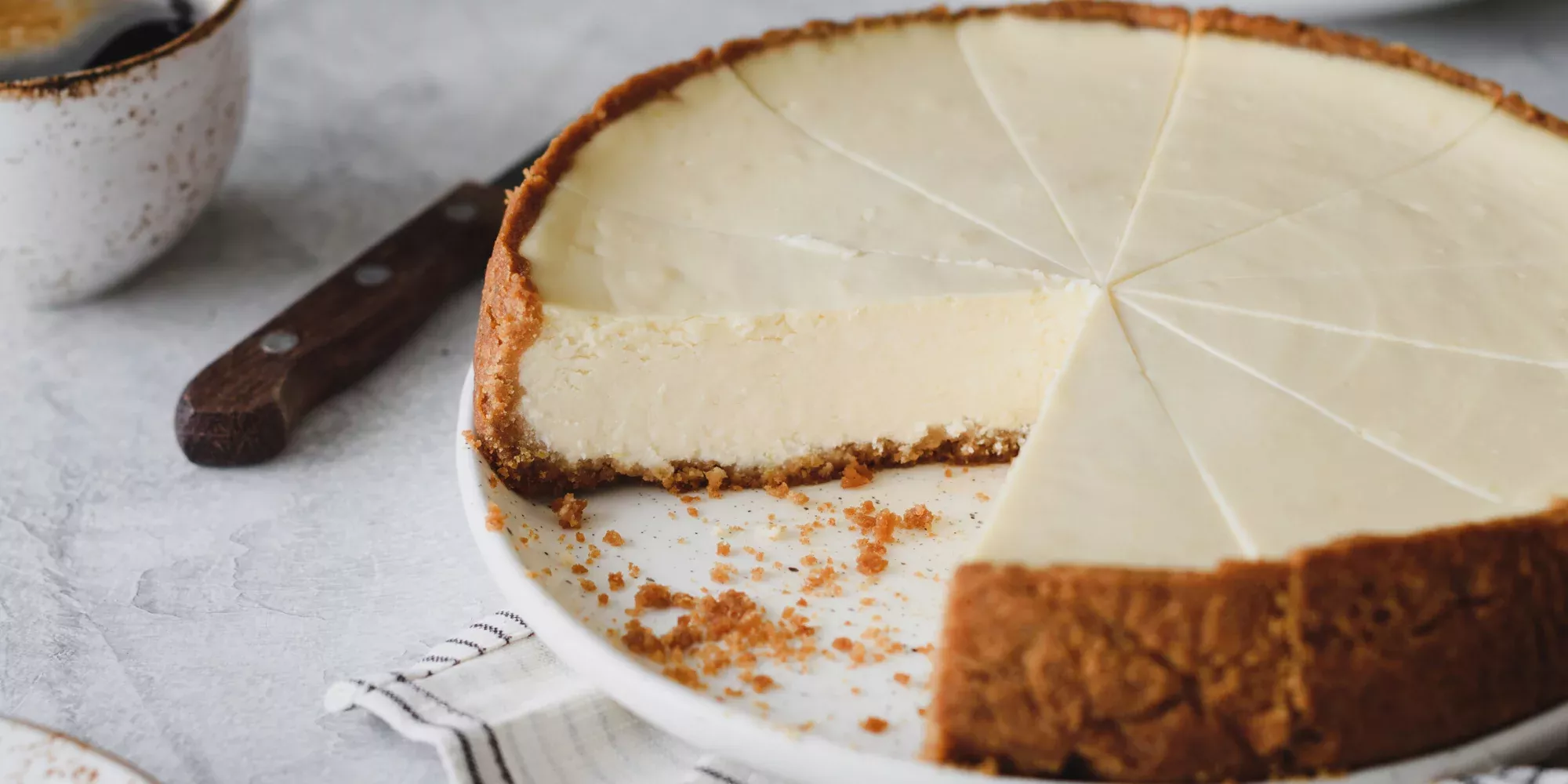 Každý víkend peču plech tohoto cheesecaku. Takový krémový jste ještě neochutnali