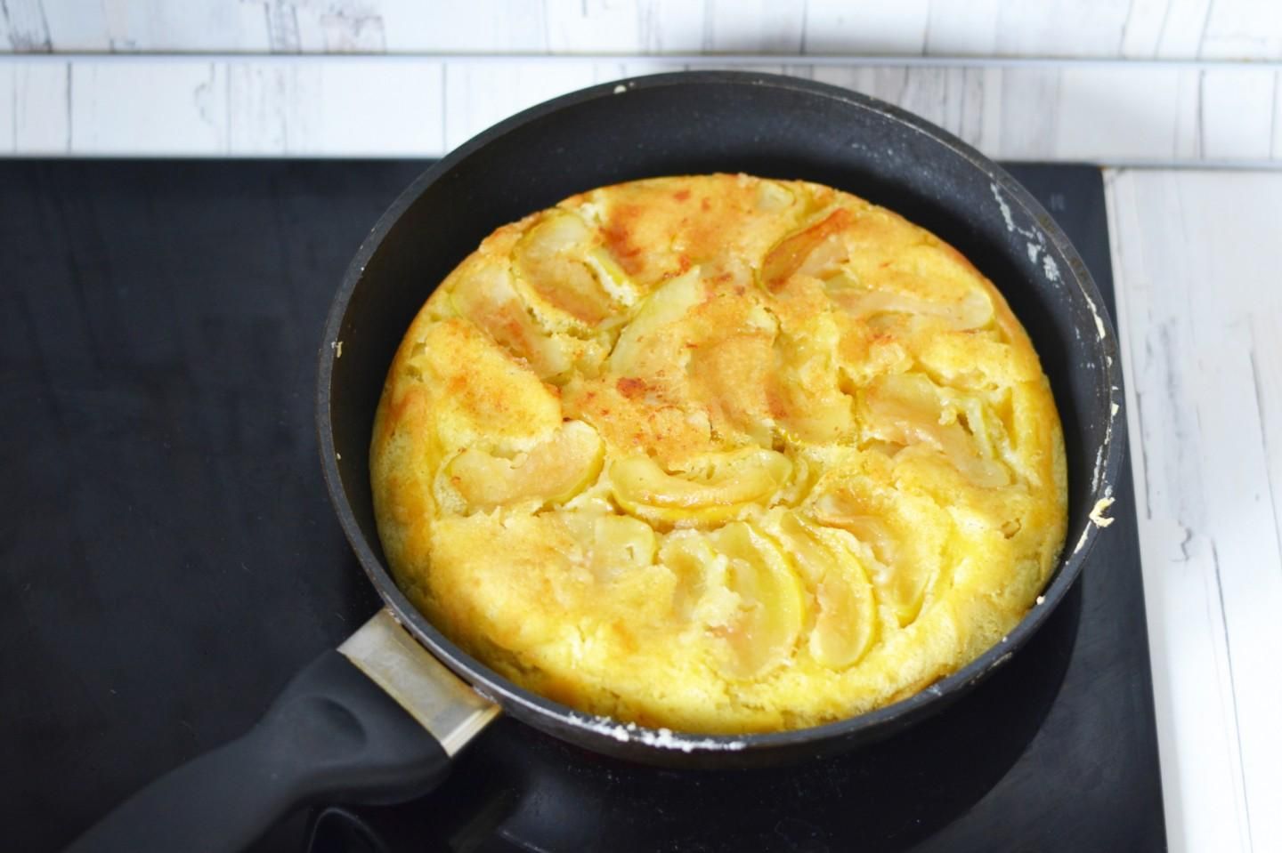 Jablečný koláč na pánvi. Těsto je hotové za 5 minut: rychlý recept.