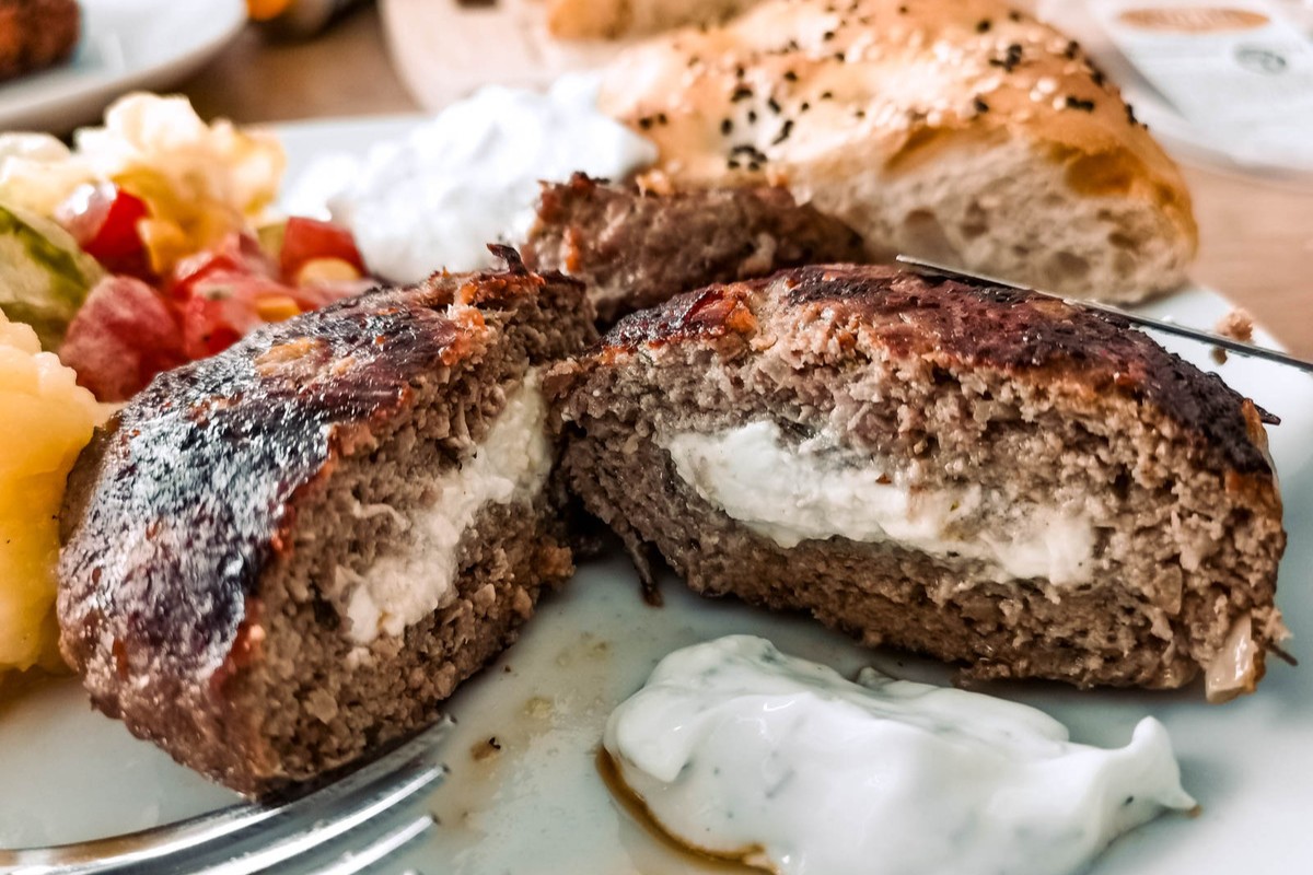 Tvůj nový oblíbený recept pro horkovzdušnou fritézu: bifteky jako v řecké restauraci