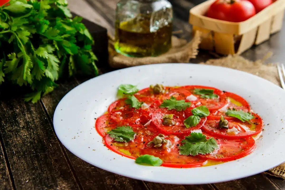 Carpaccio z rajčat s kešu krémem, elegantní, lehké, veganské a voňavé jídlo
