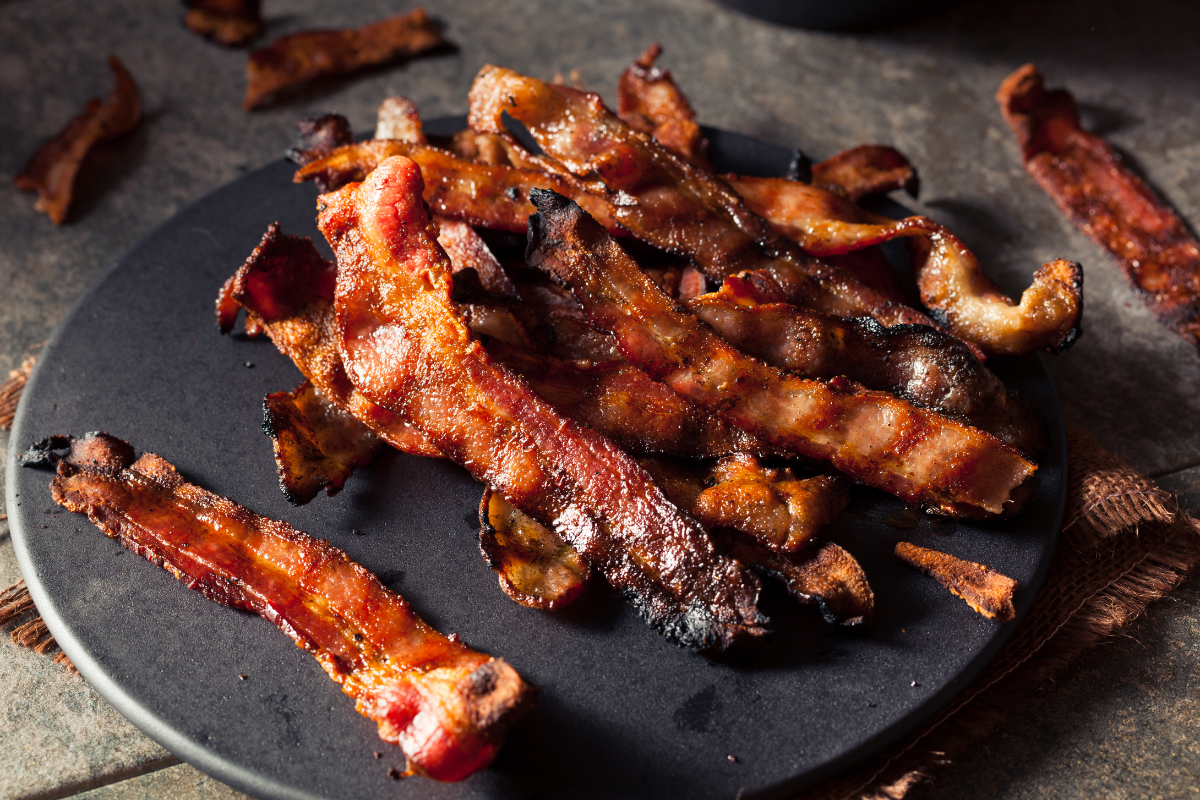 Slanina pečená v horkovzdušné fritéze. Křupavá, šťavnatá a plná aroma