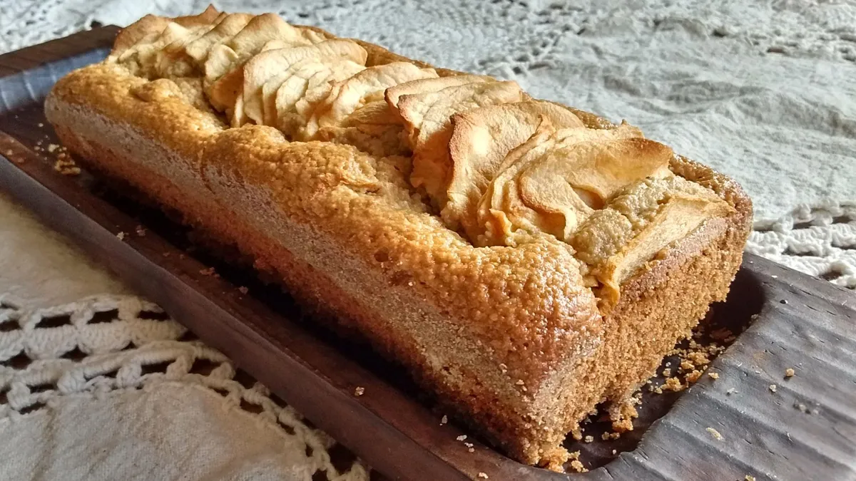 Jak připravit ovesný pudink s jablky: recept na vlhký a nadýchaný sladký chléb z 8 ingrediencí