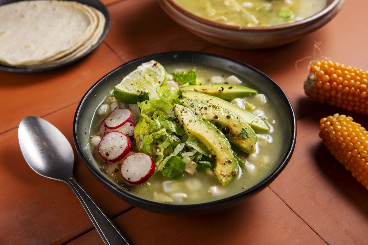 Tak se připravuje lahodné pozole s krevetami, které si podmanilo mexické chuťové buňky