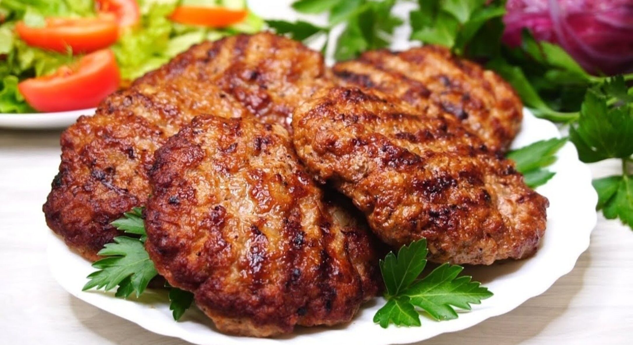 Babička přidávala do mletého masa dnes již zapomenuté koření. Nejlepší recept na karbanátky