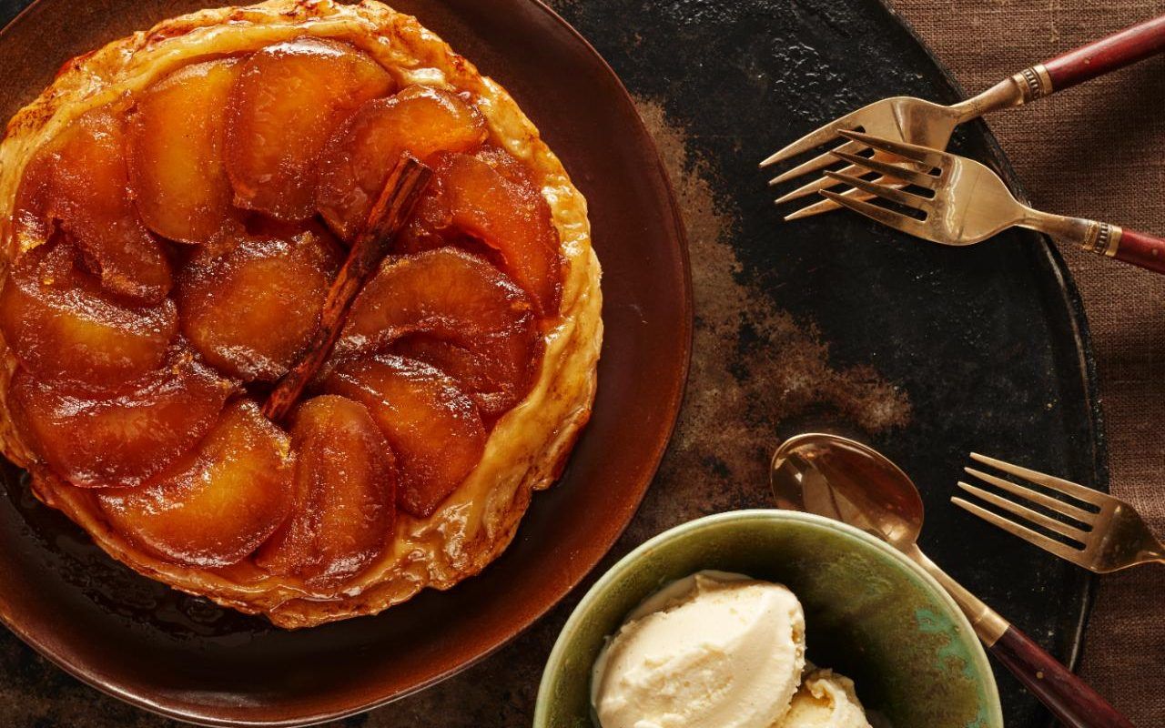 Tarte Tatin: francouzská verze klasického jablečného koláče, připravená obráceně a karamelizovaná