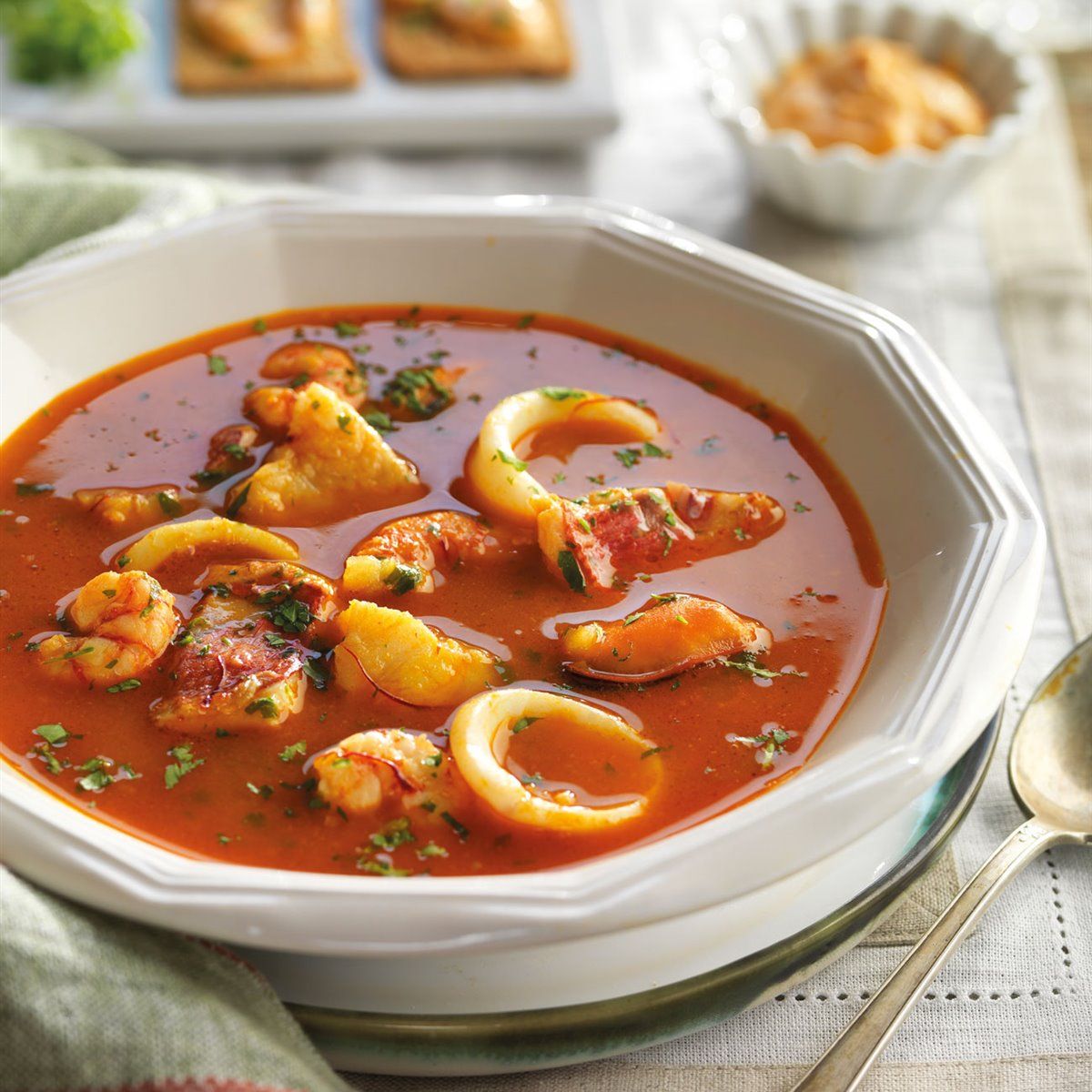 Recept na bouillabaisse: typická polévka z ryb a mořských plodů z jižní Francie, ideální pro letošní podzim