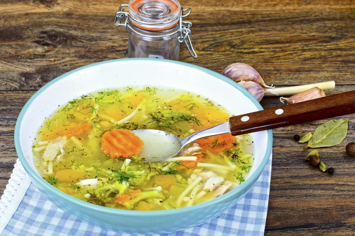 Kdysi to bylo jídlo rolníků, dnes se tato polévka podává v restauracích oceněných hvězdičkou Michelin – recept!