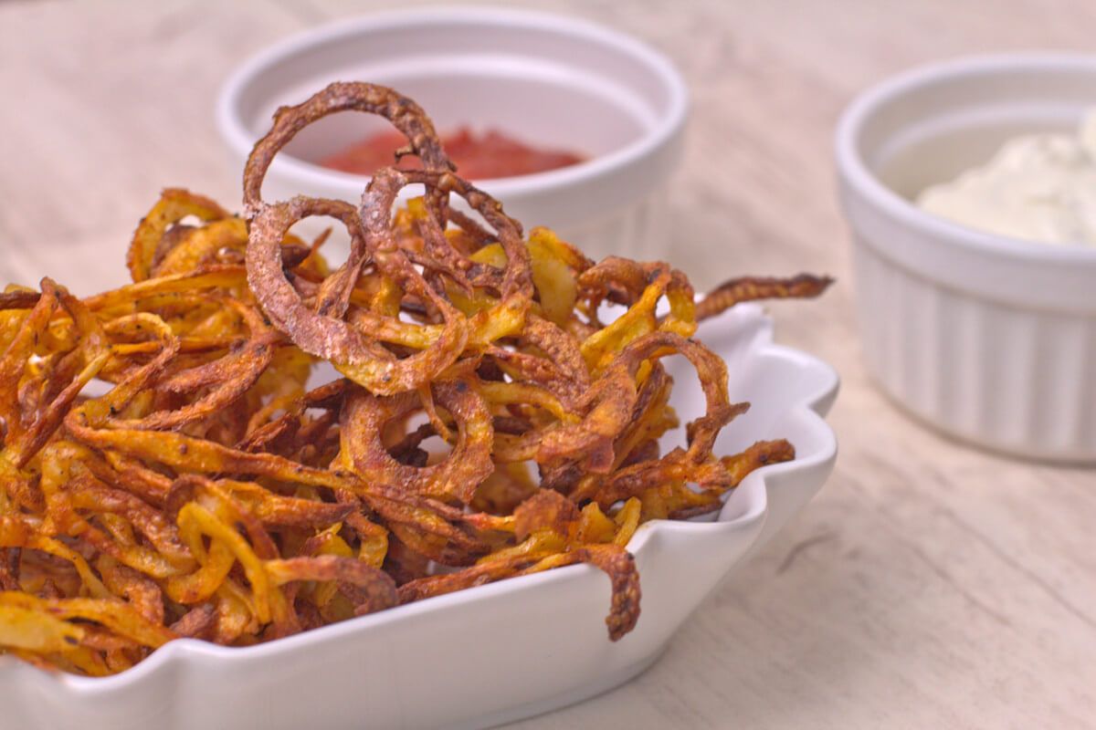 Křupavější už to být nemůže: smažená cibule z fritézy s horkým vzduchem