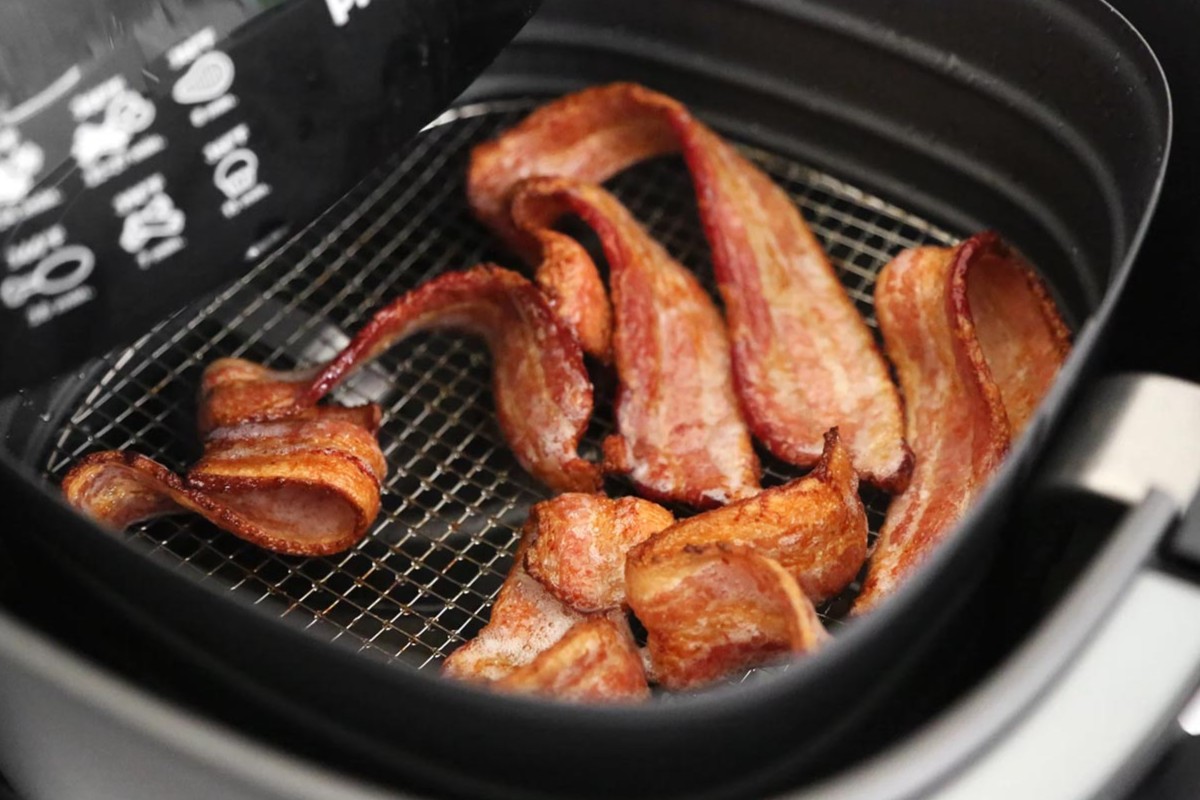Slanina pečená v horkovzdušné fritéze. Křupavá, šťavnatá a plná aroma