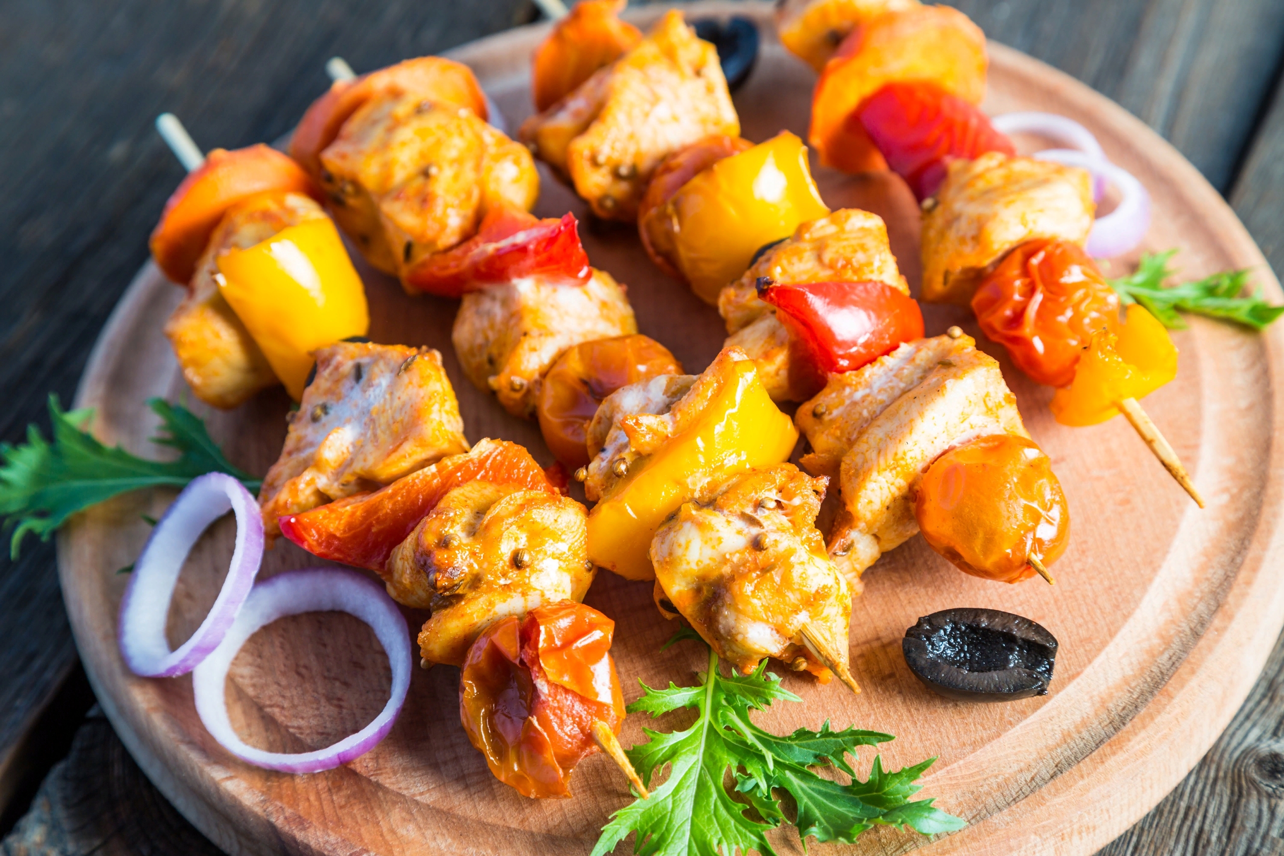 Špízy z marinovaného kuřecího masa a ananasu: jednoduchý a šťavnatý recept