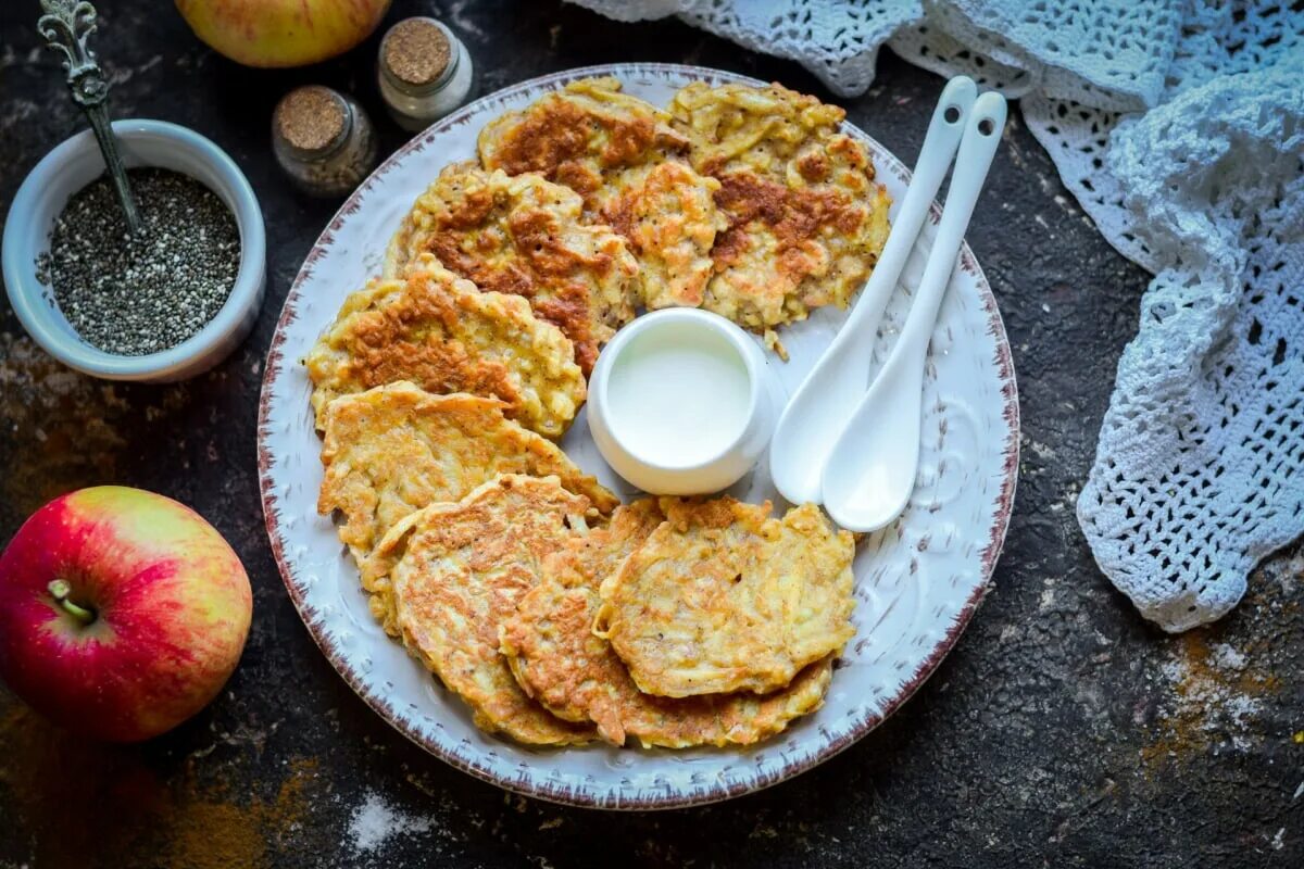 Nadýchané jogurtové palačinky s jablky bez gramu mouky. Přidávám do nich další, levnou ingredienci