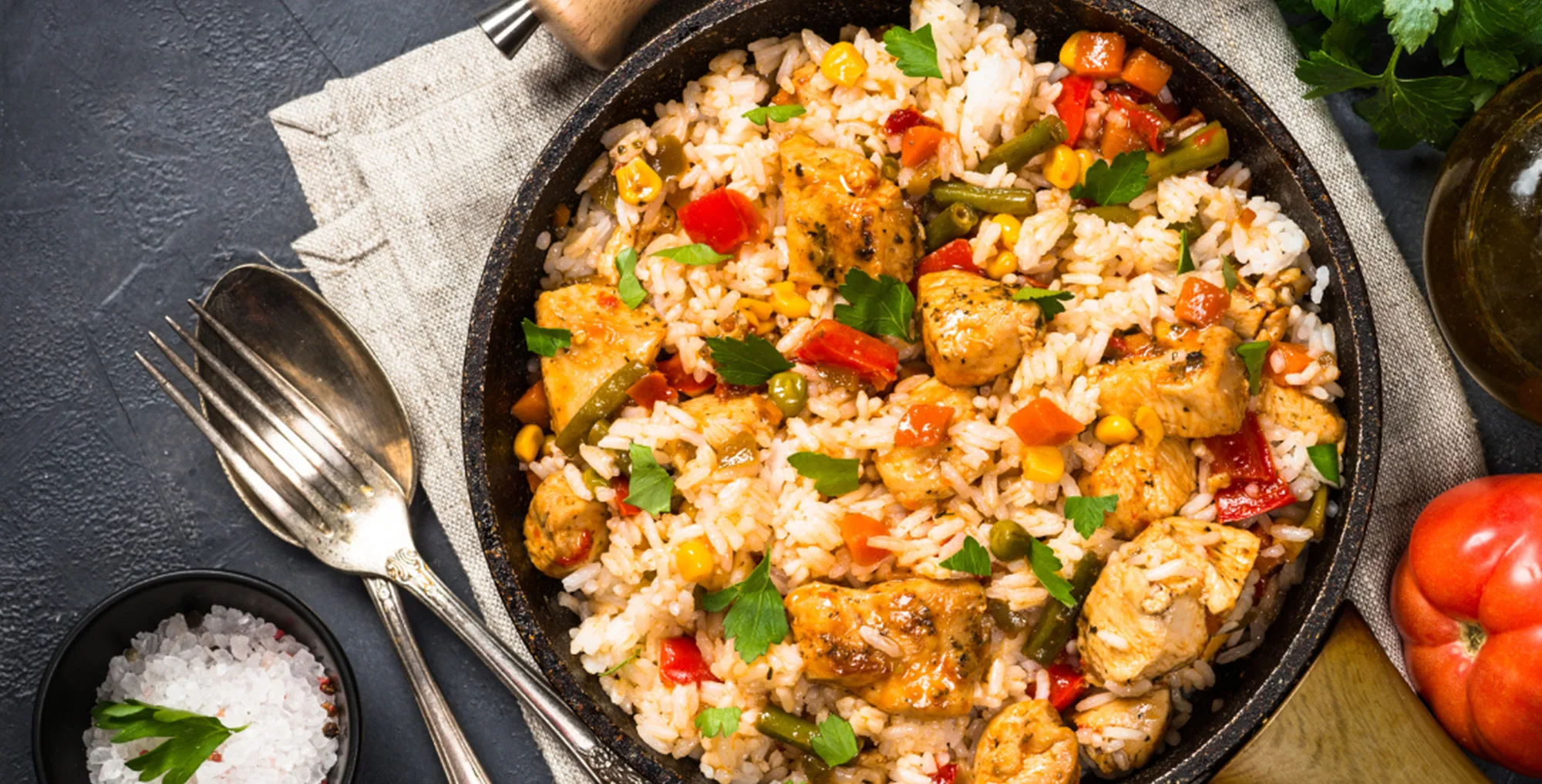 Opeču mleté maso a přidám vejce. Přidám hotové ingredience a za 20 minut mám hotový oběd.