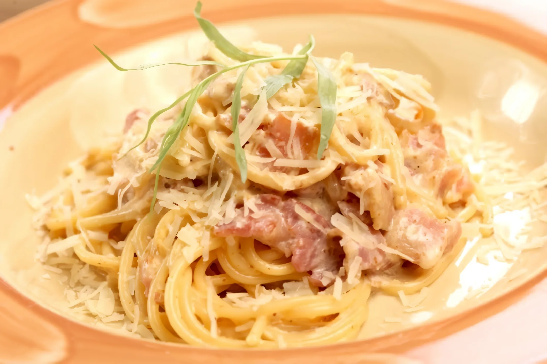 Z těstovin a slaniny rychle připravím vydatné jídlo. Může konkurovat italské carbonara.