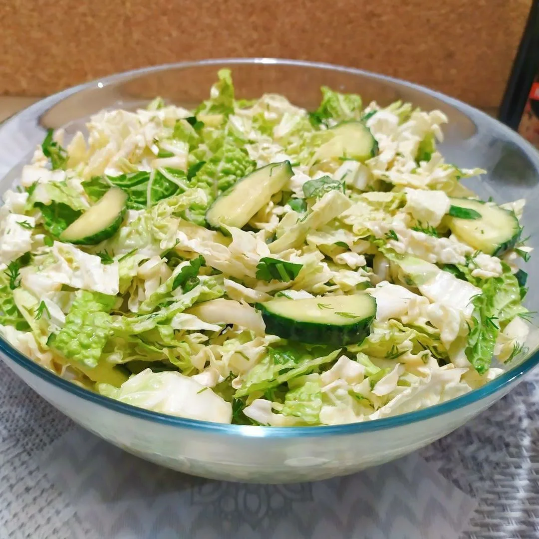 Nakrájím čínské zelí a přidám dvě zdravé ingredience. Křupavý salát za 10 minut