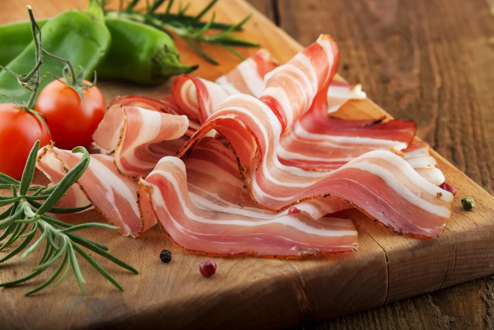 Maso smíchám s aromatickými přísadami. Karbanátky jsou vždy šťavnaté.