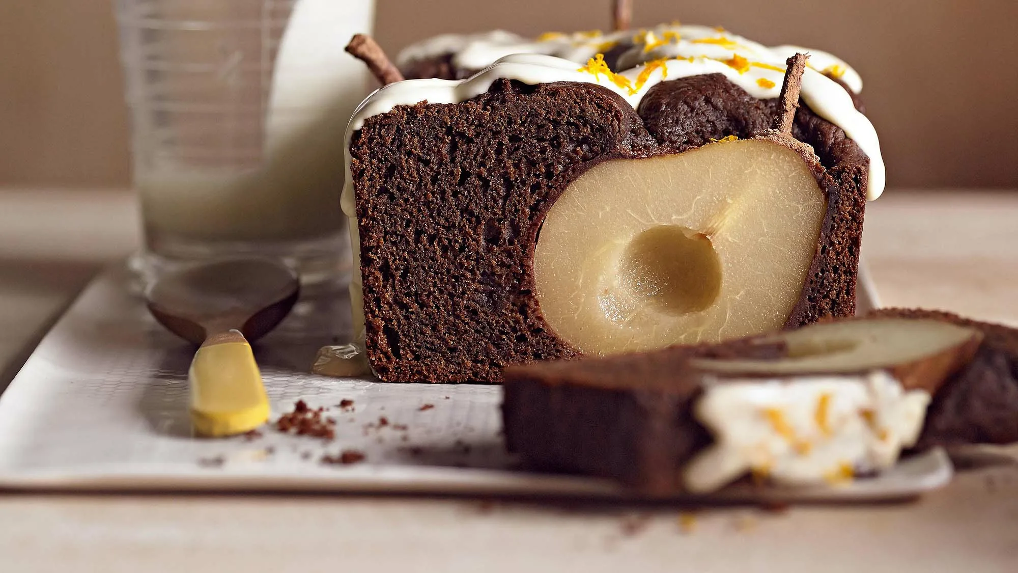 Čokoládový koláč s hruškami. Ideální recept na podzimní večery
