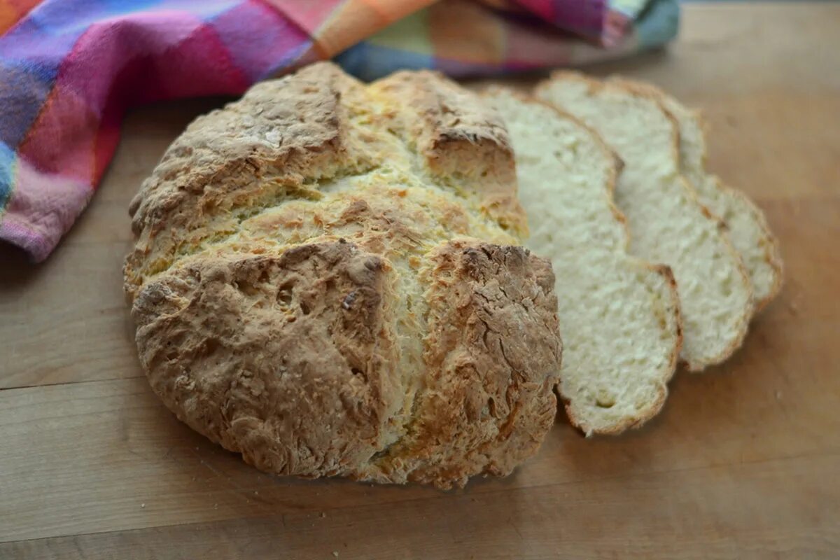 Rychlý chléb z fritézy s horkým vzduchem: jednoduchý recept bez kvasnic