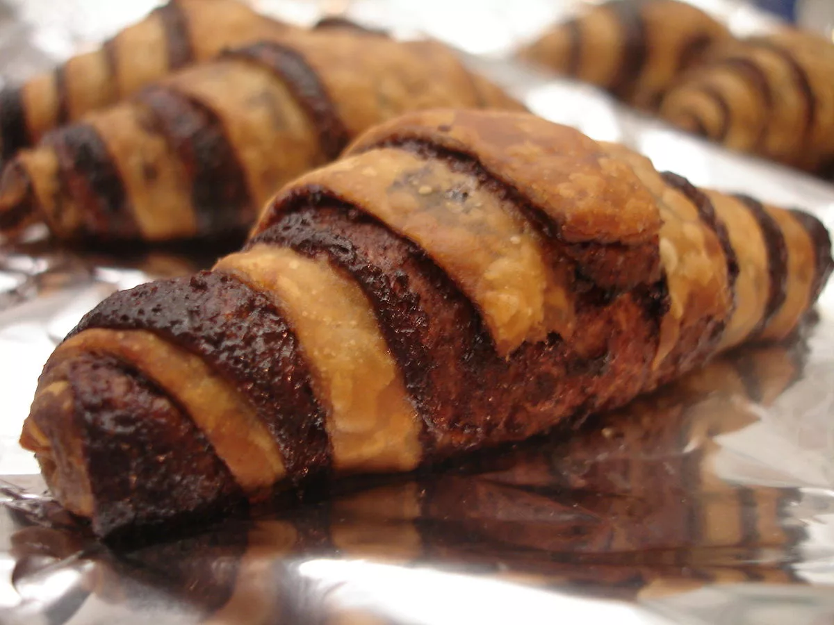 Jsou známé už stovky let. Stačí sýr a dvě ingredience. Roháčky jsou zlatavé a křupavé.