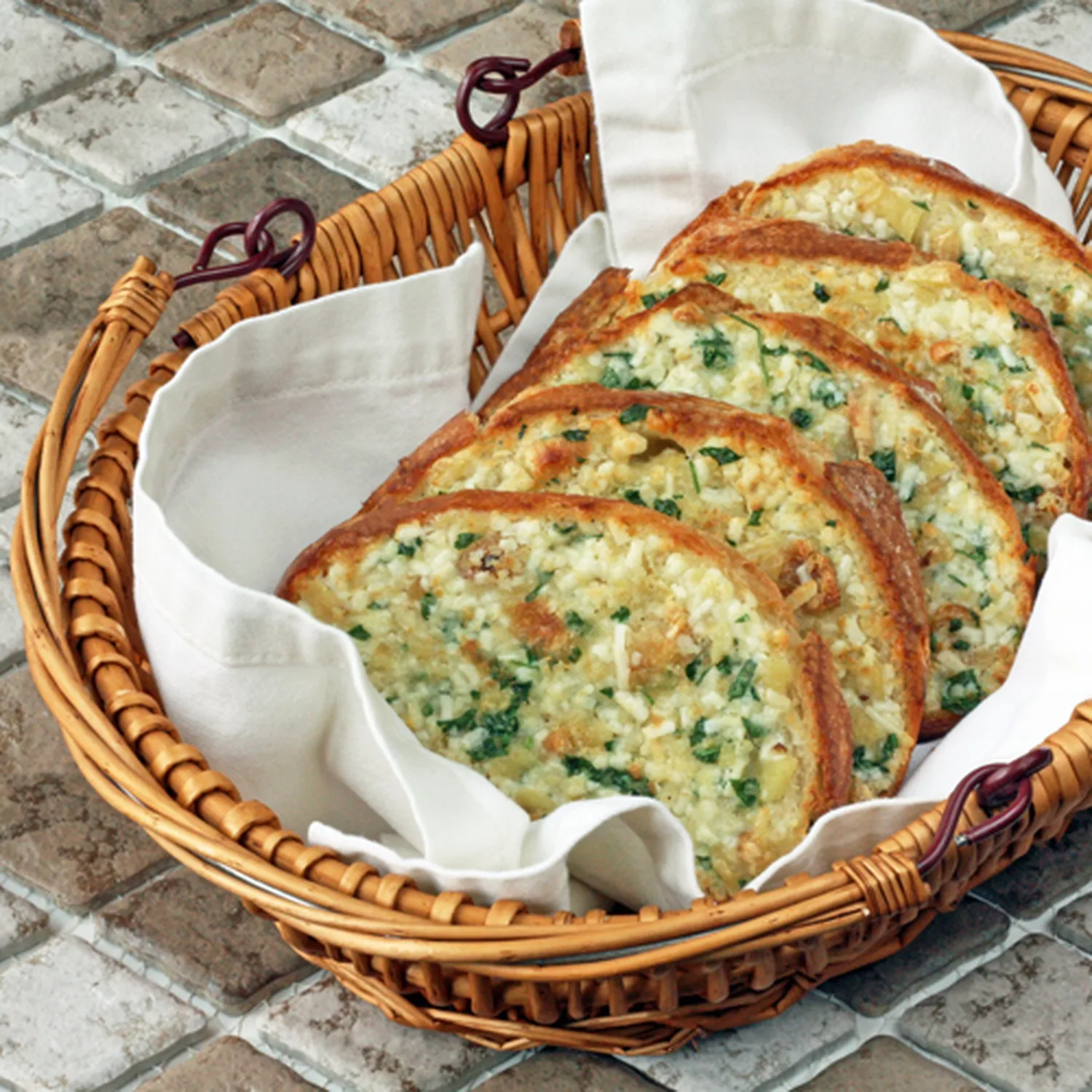 Česnekový chléb se zapečeným sýrem – velmi jednoduchý a rychlý recept, který si získá vaše hosty