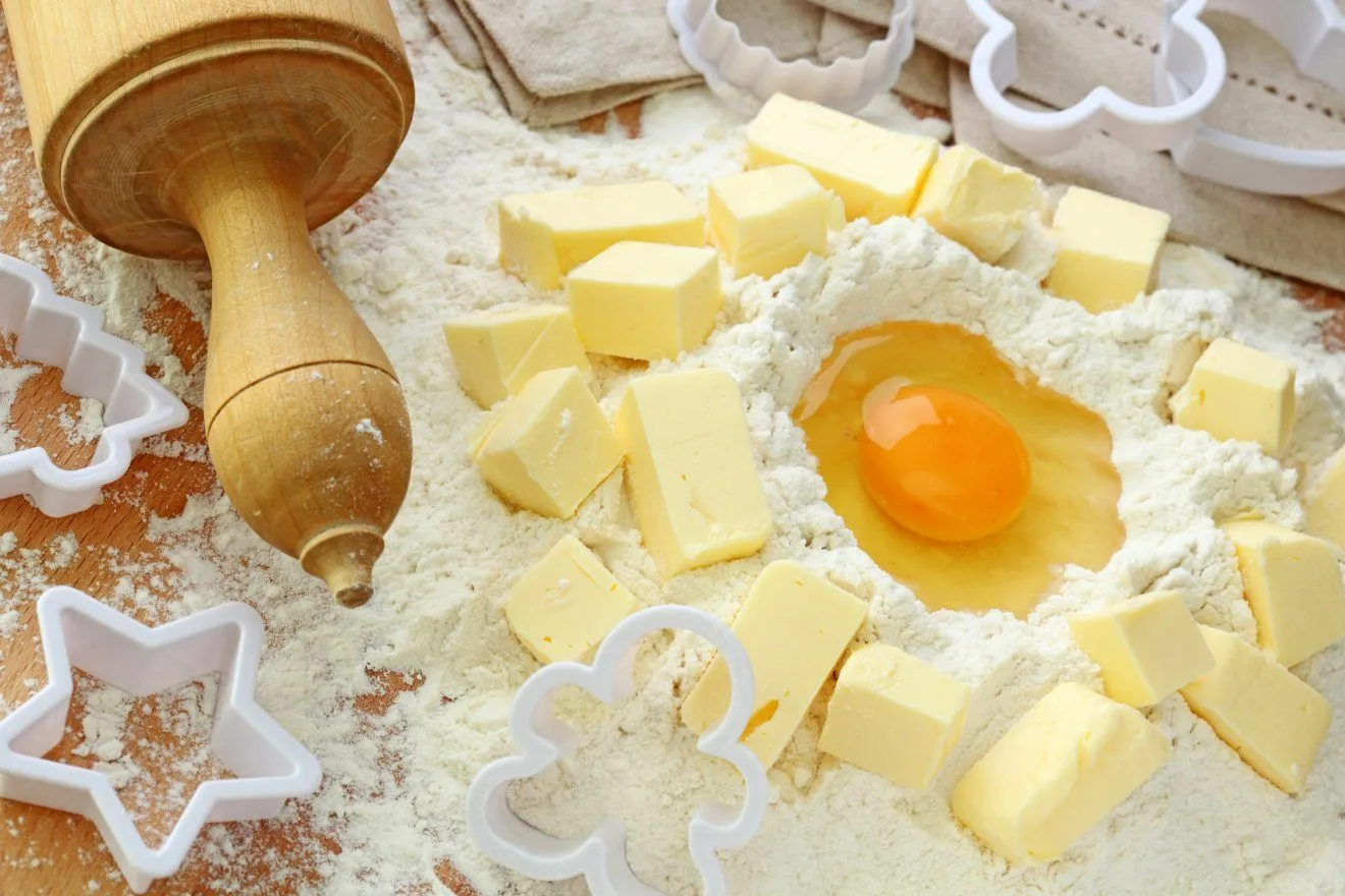 Dělám jablečný koláč na polomoučkovém těstě, protože moučkové těsto je příliš tvrdé. Stačí přidat 1 ingredienci