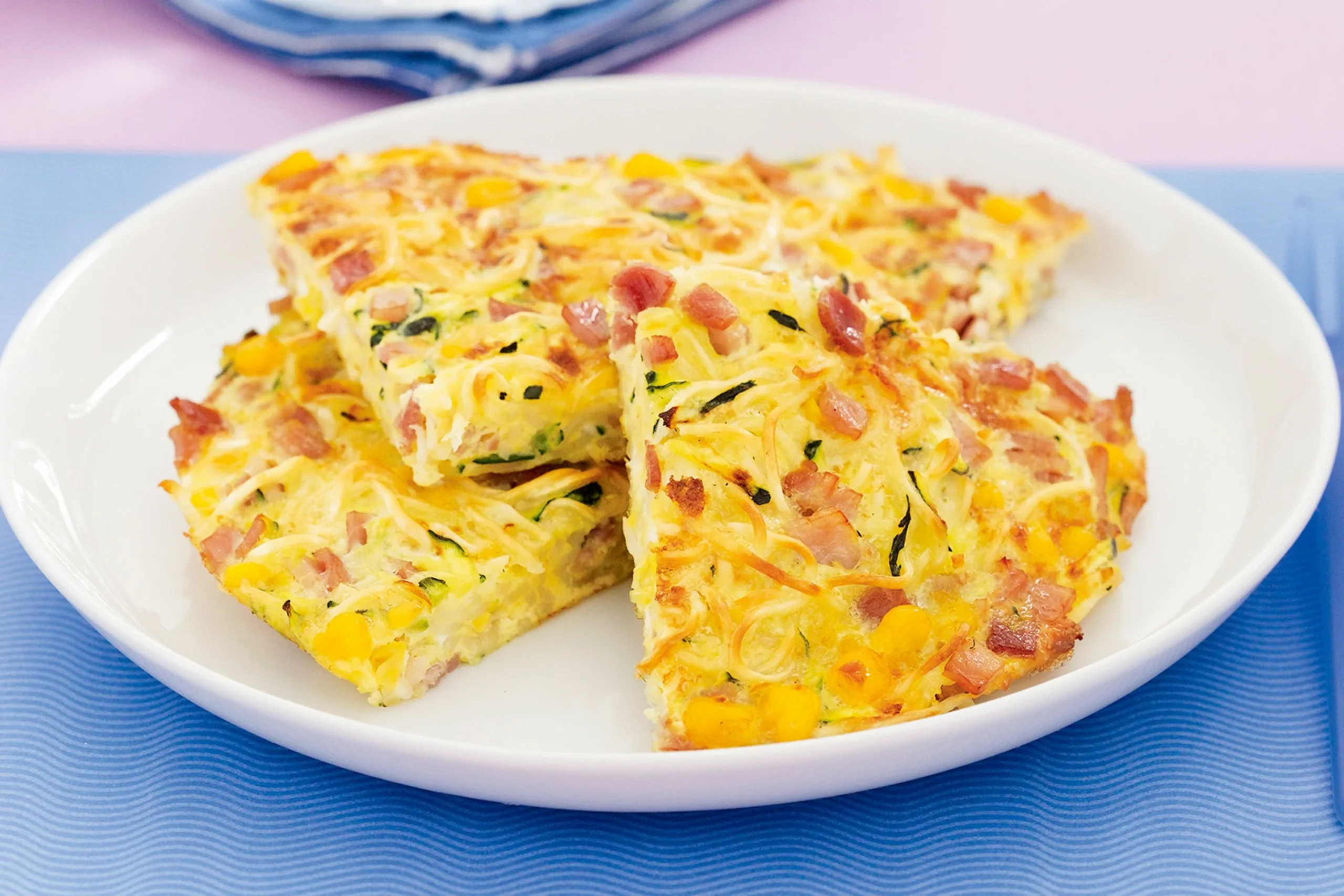 Jak připravit bramborovou omeletu s náplní ze šunky a sýra: jednoduchý recept krok za krokem