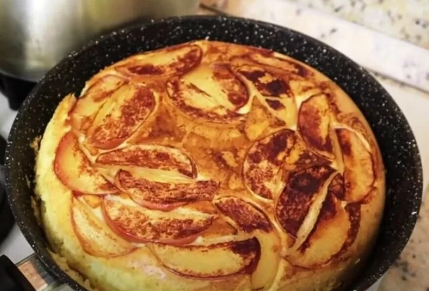 Jablečný koláč na pánvi. Těsto je hotové za 5 minut: rychlý recept.
