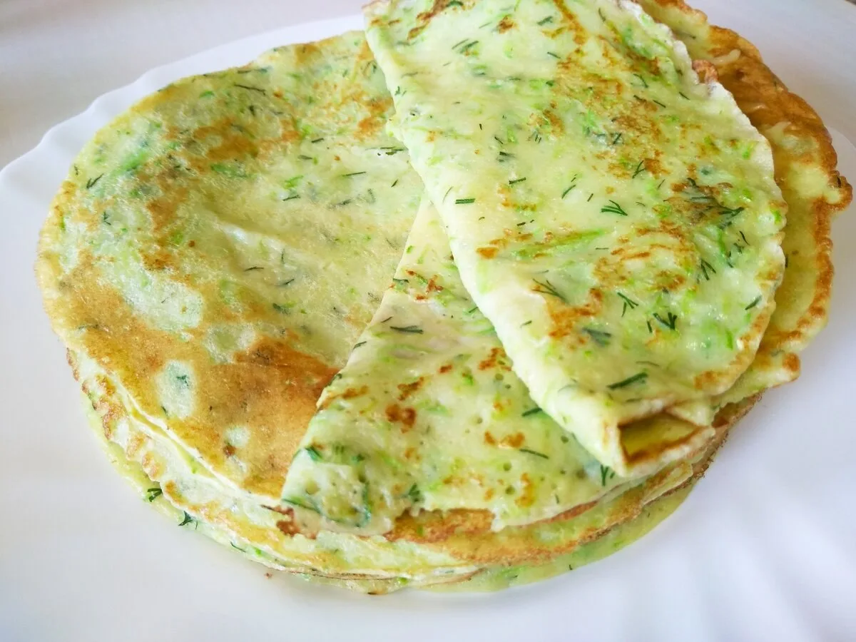 Z nastrouhaných cuket a několika jednoduchých ingrediencí připravuji zdravé palačinky. Podávám je jako předkrm nebo večeři.