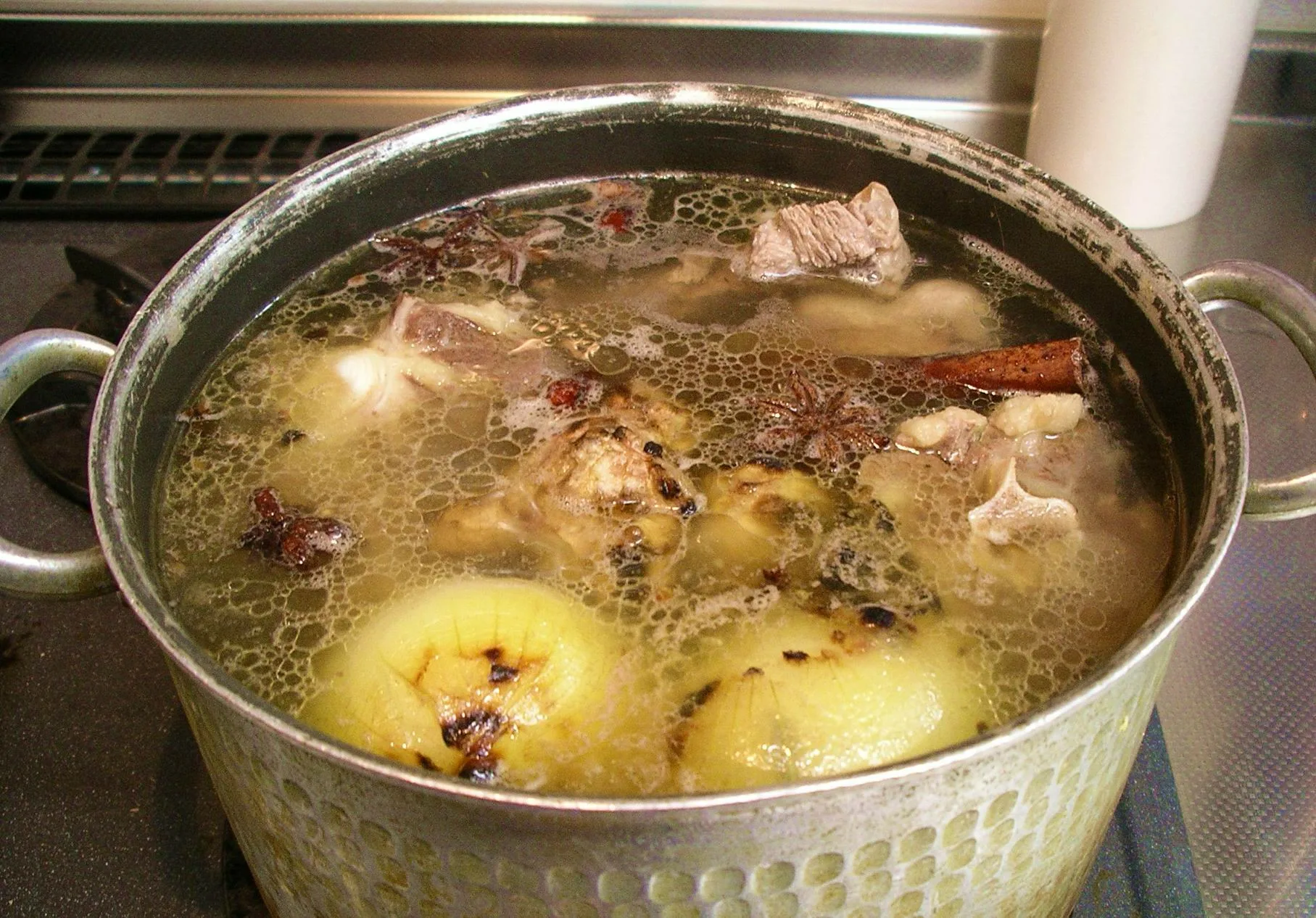 Proč se do vývaru přidává smažená cibule? Tento způsob umožňuje získat z ní to nejlepší