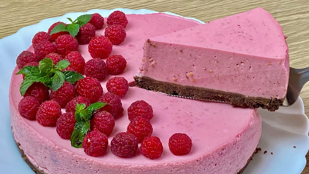 Recept na jogurtový dort s červenými bobulemi, který se připravuje bez trouby a je ideální jako osvěžující dezert