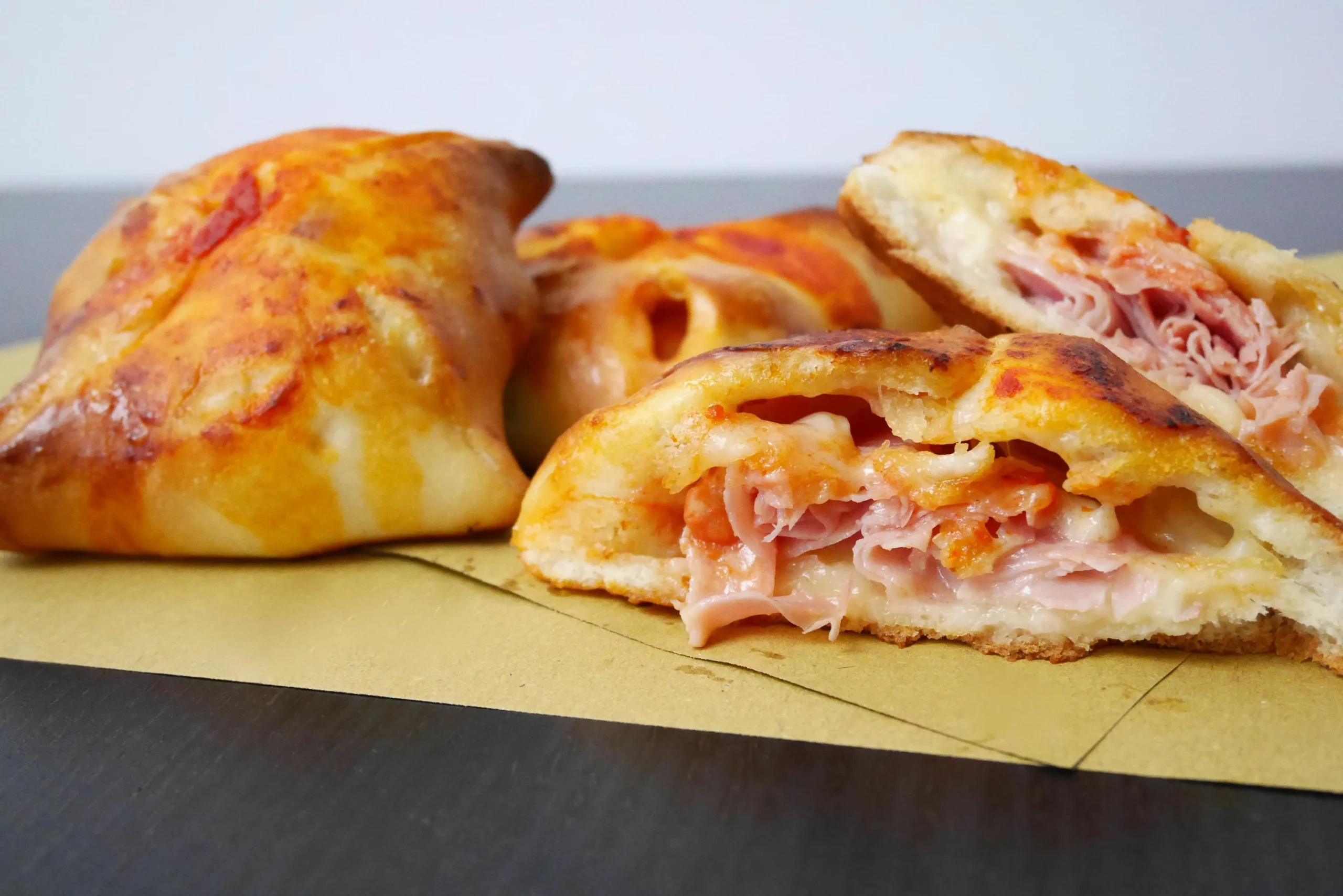 Pizza je přitom jen amatérská záležitost. Tyto křupavé sendviče vás na dlouho uchvátí.