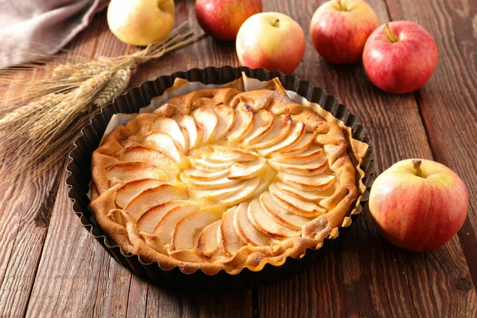 Vlhký kakaový koláč s jablky lze připravit za 15 minut. Recept je jednoduchý a chuť je úžasná.