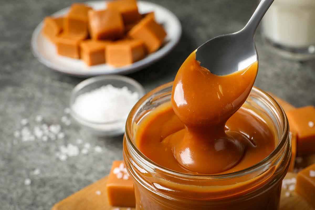 Pro dorty a piškotové koláče. Chutný a jednoduchý karamelový krém