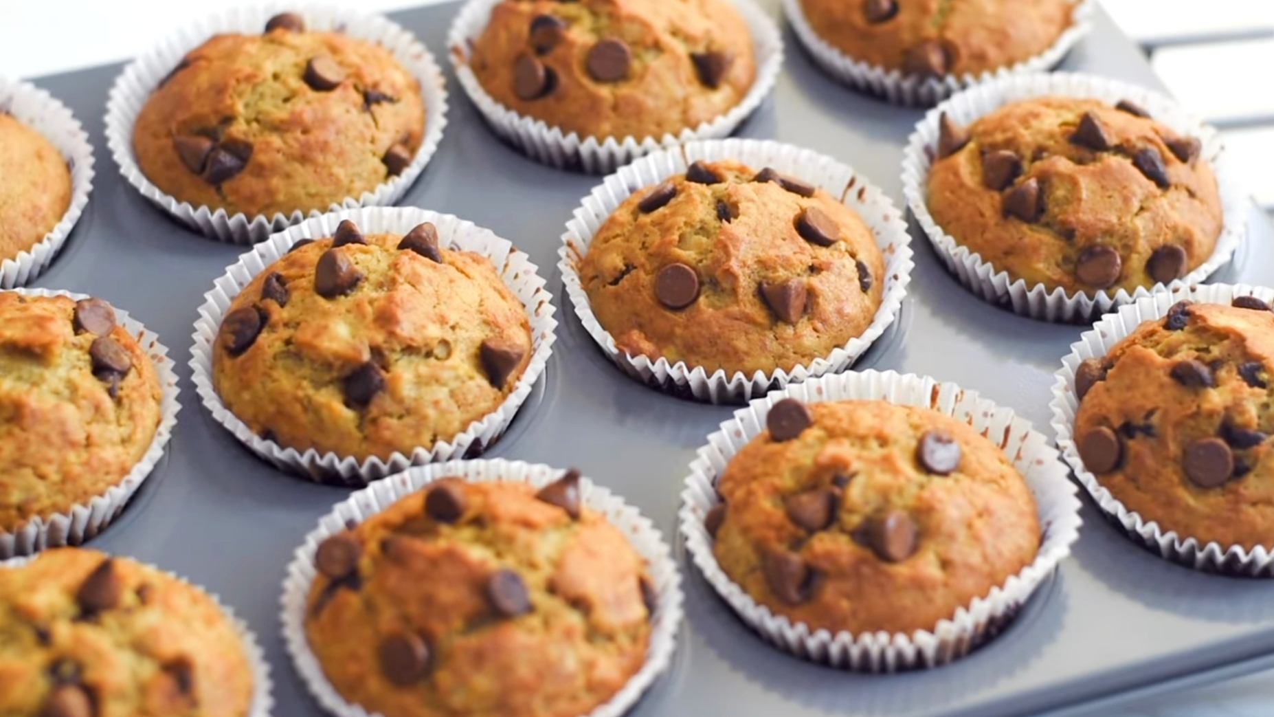 Tyto čokoládové muffiny jsou u nás doma opravdovým hitem. Jsou rychlé na přípravu a ještě rychlejší na zmizení.