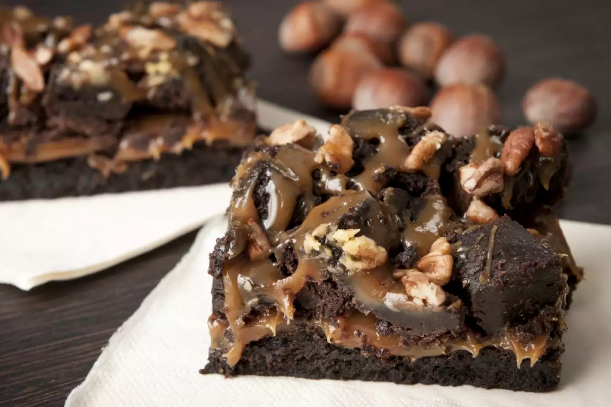 Brownie, ořechy a karamel v jednom. Hosté si budou přidávat další kousek