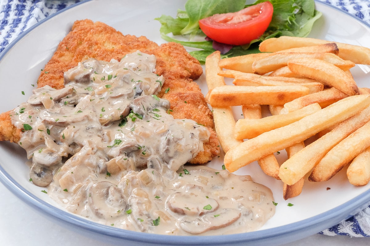 Lovecký řízek? I ve veganské verzi – s houbovou omáčkou a hranolky