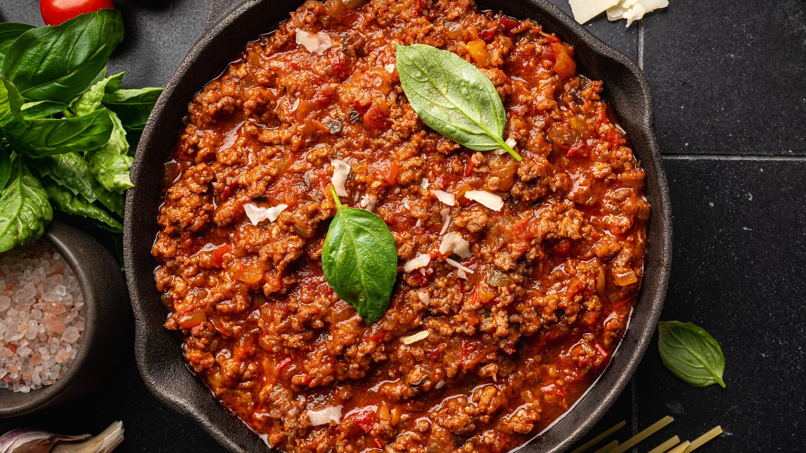 Sestra se se mnou podělila o recept na nejlepší boloňskou omáčku. Lze ji jíst nejen s těstovinami.