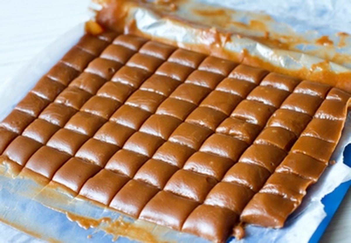 Požádal jsem maminku, aby mi prozradila recept na karamelové bonbóny z mého dětství. Tento tajemství bylo uloženo v sešitu starém 30 let.