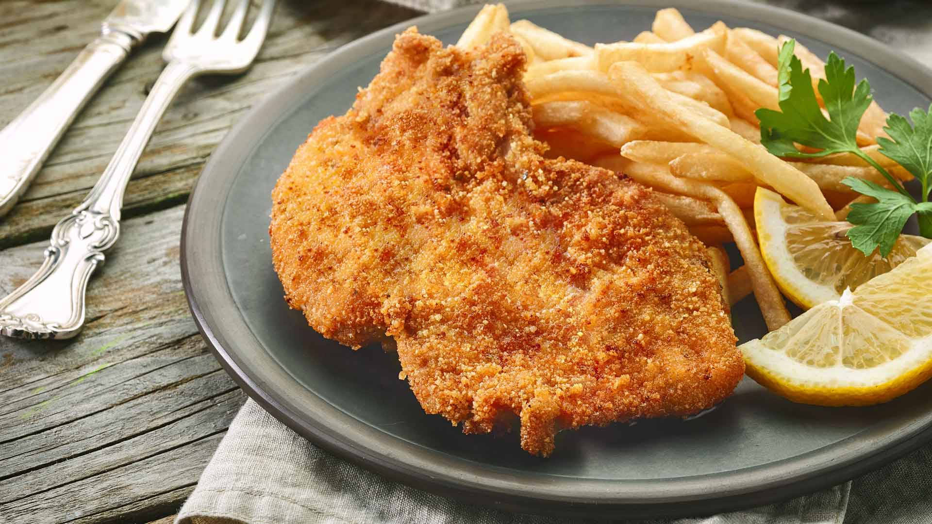 Smažím vepřové kotlety po vídeňsku. Jsou velké jako talíř, ale zmizí celé.