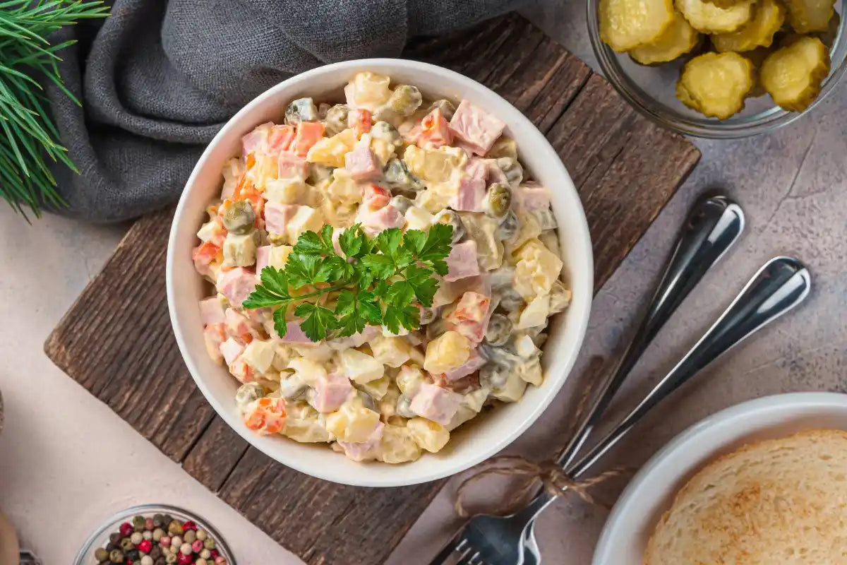 Není to ruský salát, ale obsahuje také brambory: typický recept, který se podává jako příloha nebo hlavní jídlo