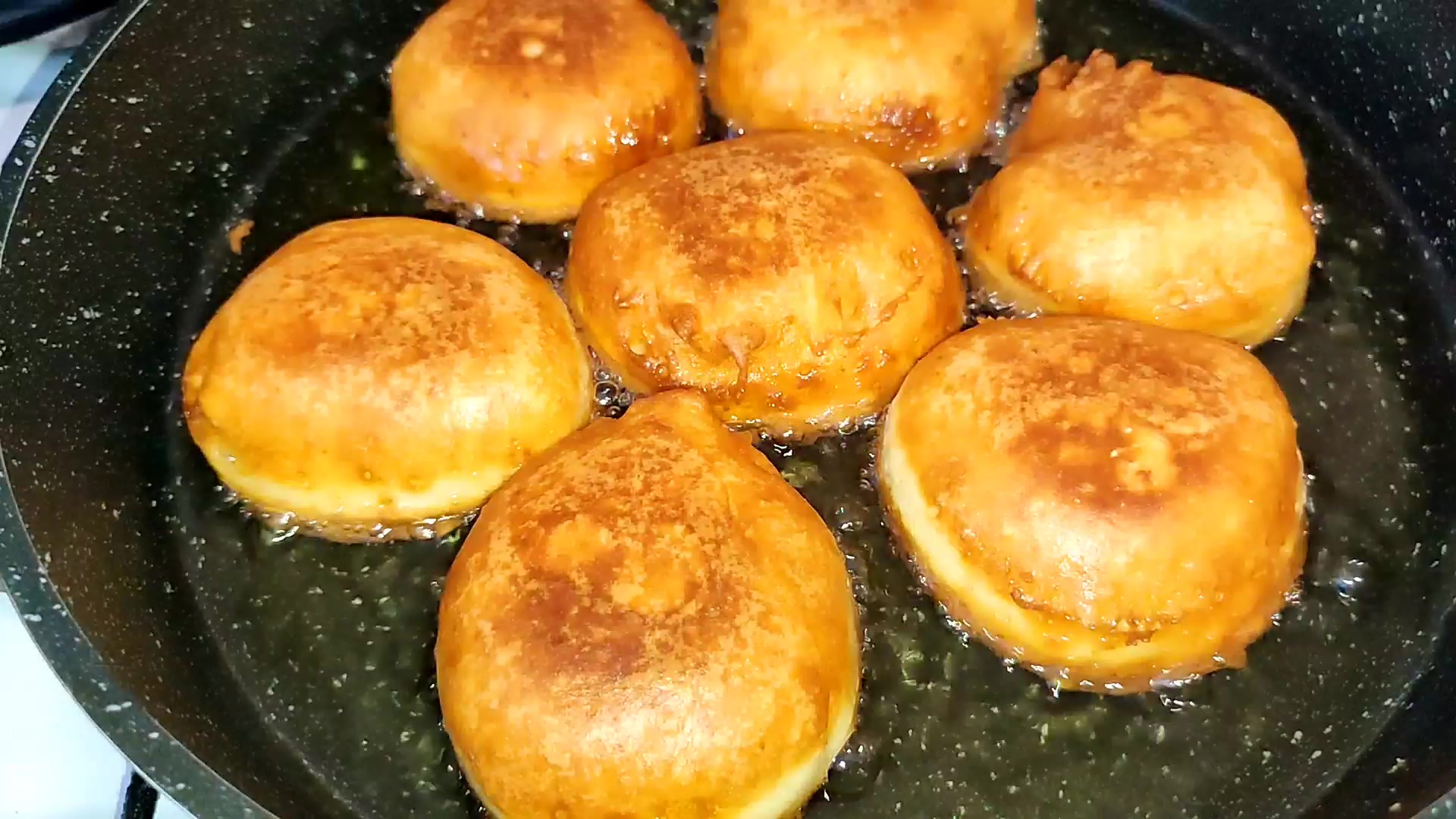 O víkendu peču palačinky jako holandské koblihy. Každý si přidává.