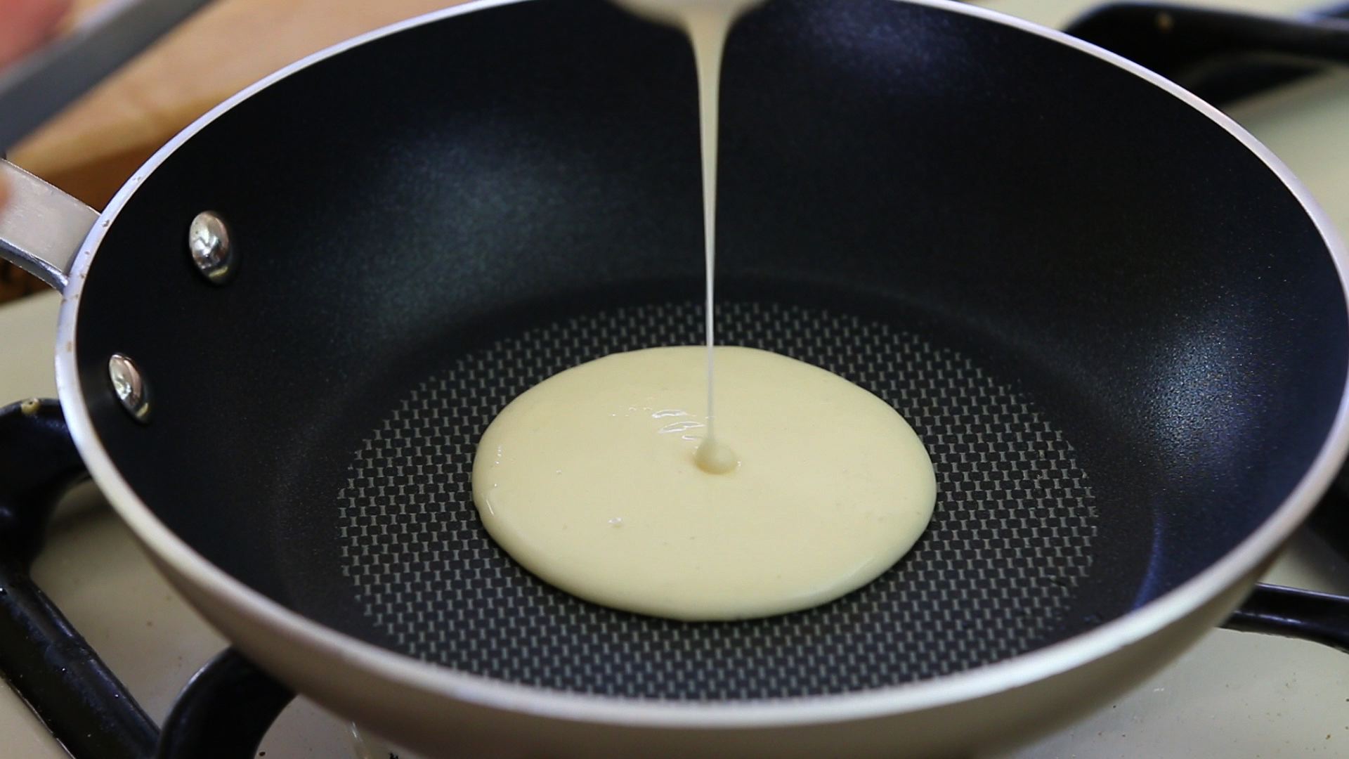 Tyto palačinky lze připravit ze dvou ingrediencí, které určitě máte ve své kuchyni. Jsou pružné a měkké.