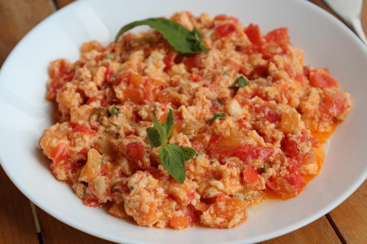 Řecký recept: strapaciada, omeleta s vejci, rajčaty a sýrem feta