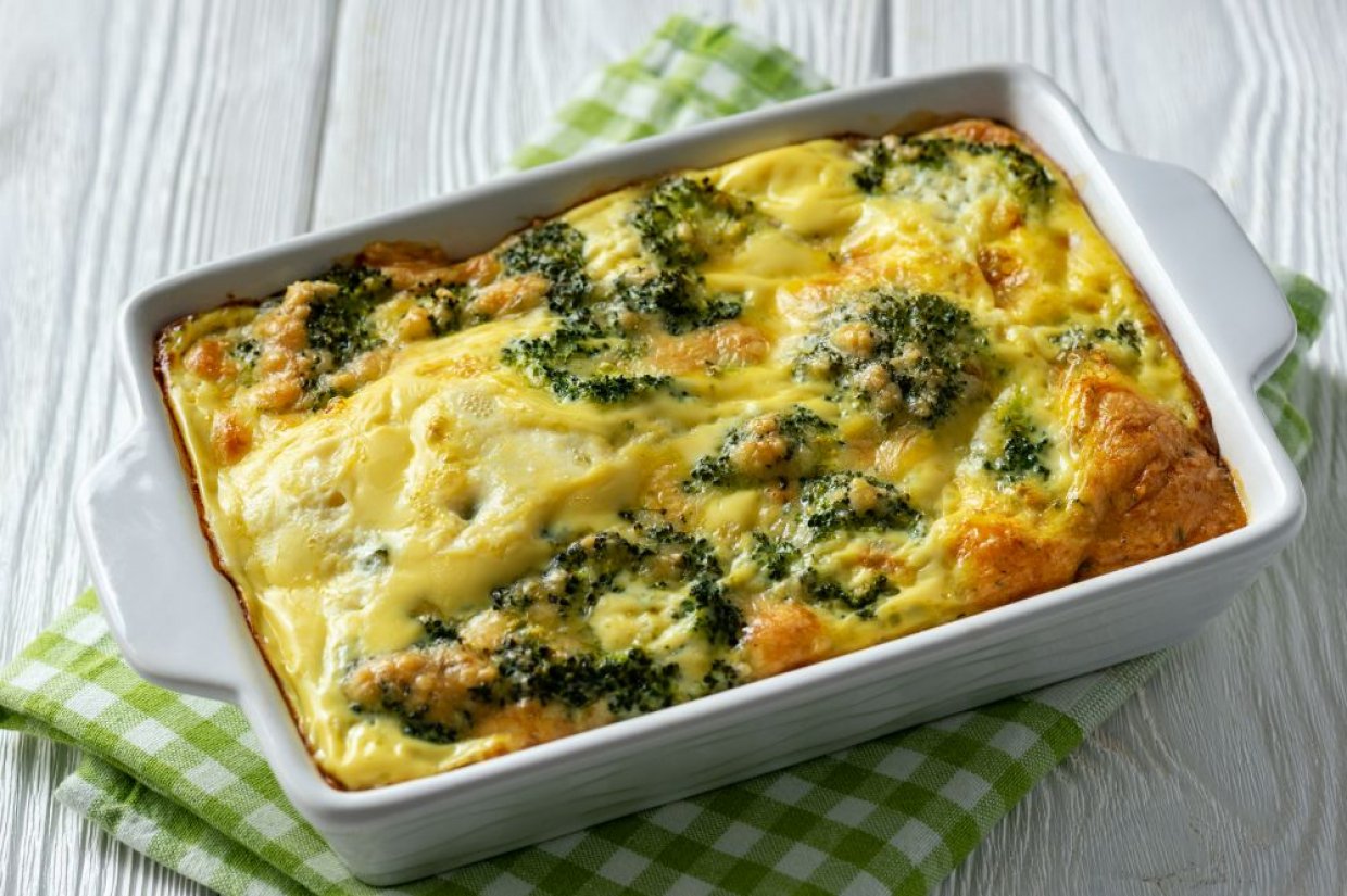 Brokolice, sýr a chutný proteinový doplněk. Rychlá a sytá zapékaná večeře nebo výživná snídaně