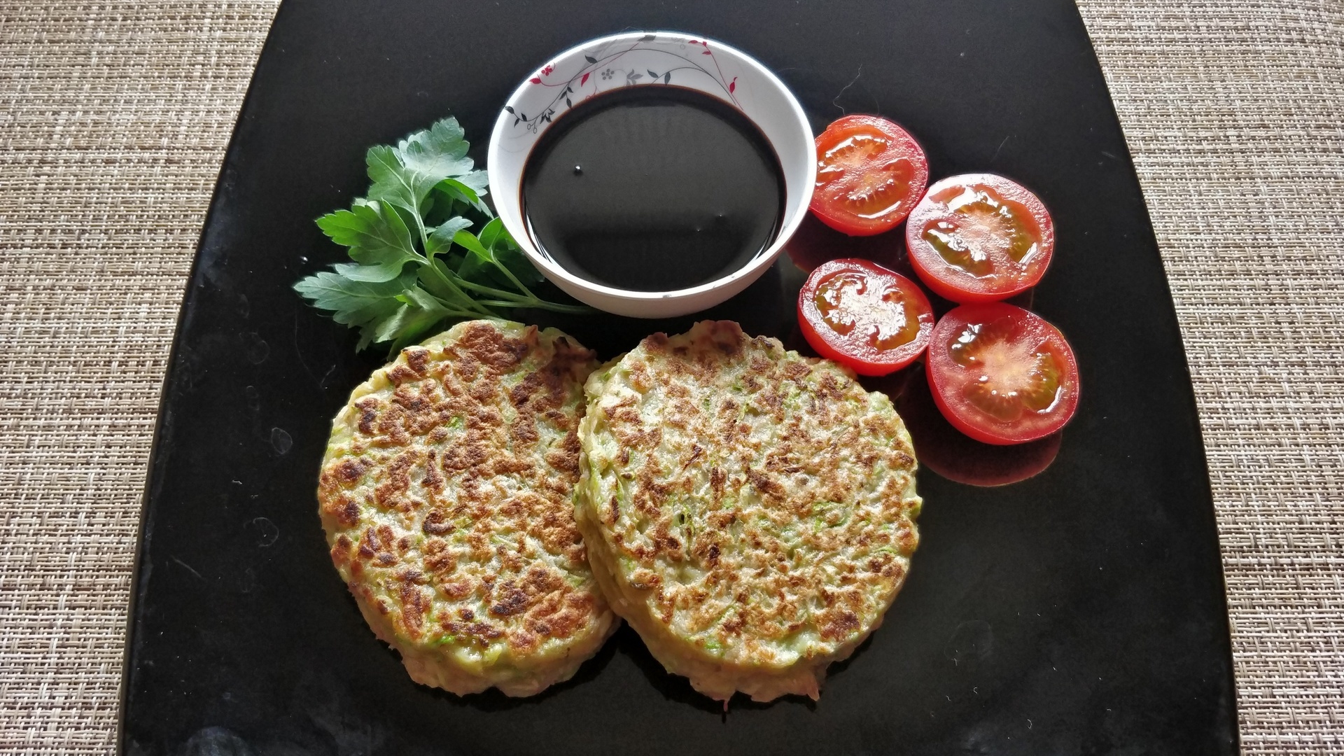 Příprava trvá jen 10 minut a je velmi jednoduchá: recept na cuketové koláčky s přídavkem bílkovin, které se hodí k večeři